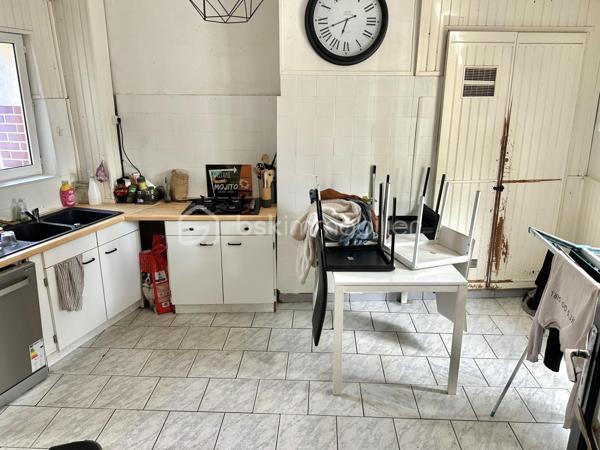 Visite vidéo disponible sur
- ma chaîne YT : Grégory Talbot IMMOBILIER (playlist : Visites filmées)
- FB : Grégory Talbot Immobilier (album : Visites vidéo)
- et sur mon IG : L'immobilier en Normandie (onglet : Réels)

Sur la commune du Petit-Couronne (76650), 

Maison 121m2 composée de
- au rez-de-chaussée : séjour double avec poêle à bois, cuisine meublée, wc, véranda à destination de buanderie actuellement; 
- au premier étage : salle de bain avec wc, trois chambres; 
- au second : un grenier aménageable de 30m2 environ. 

Sur le terrain se trouve également une grande dépendance à aménager, pourquoi pas : environ 70m2 ! 
Également une partie atelier et une partie cave. 

Côté extérieur : terrasse, jardin, pergola, stationnement. 

Travaux à prévoir. 

Ne tardez pas !