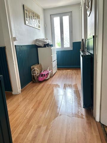 Visite vidéo disponible sur
- ma chaîne YT : Grégory Talbot IMMOBILIER (playlist : Visites filmées)
- FB : Grégory Talbot Immobilier (album : Visites vidéo)
- et sur mon IG : L'immobilier en Normandie (onglet : Réels)

Sur la commune du Petit-Couronne (76650), 

Maison 121m2 composée de
- au rez-de-chaussée : séjour double avec poêle à bois, cuisine meublée, wc, véranda à destination de buanderie actuellement; 
- au premier étage : salle de bain avec wc, trois chambres; 
- au second : un grenier aménageable de 30m2 environ. 

Sur le terrain se trouve également une grande dépendance à aménager, pourquoi pas : environ 70m2 ! 
Également une partie atelier et une partie cave. 

Côté extérieur : terrasse, jardin, pergola, stationnement. 

Travaux à prévoir. 

Ne tardez pas !