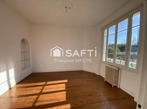 Maison bourgeoise 4 chambres sur sous-sol avec parc arboré et piscine.