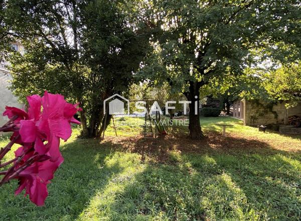 Maison bourgeoise 4 chambres sur sous-sol avec parc arboré et piscine.