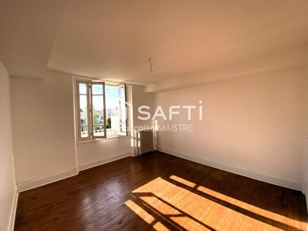 Maison bourgeoise 4 chambres sur sous-sol avec parc arboré et piscine.