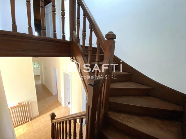 Maison bourgeoise 4 chambres sur sous-sol avec parc arboré et piscine.