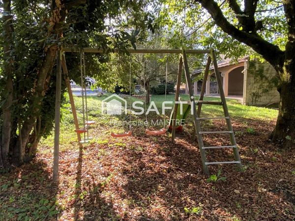 Maison bourgeoise 4 chambres sur sous-sol avec parc arboré et piscine.