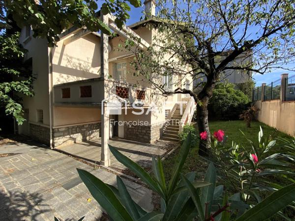 Maison bourgeoise 4 chambres sur sous-sol avec parc arboré et piscine.