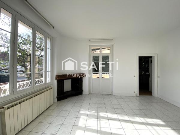 Maison bourgeoise 4 chambres sur sous-sol avec parc arboré et piscine.