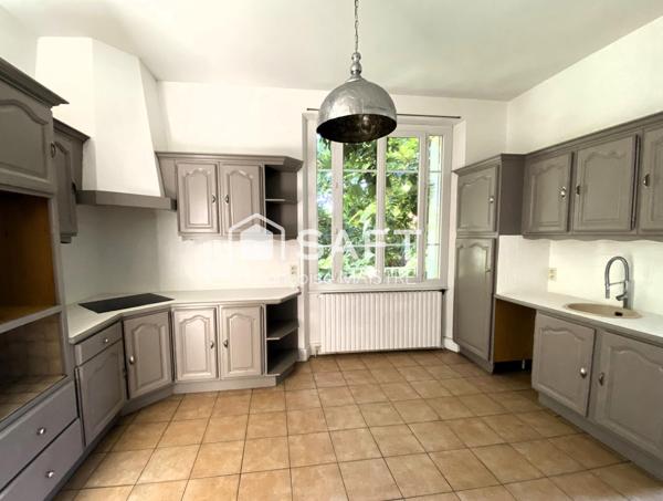 Maison bourgeoise 4 chambres sur sous-sol avec parc arboré et piscine.