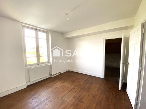 Maison bourgeoise 4 chambres sur sous-sol avec parc arboré et piscine.