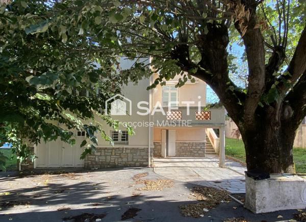 Maison bourgeoise 4 chambres sur sous-sol avec parc arboré et piscine.
