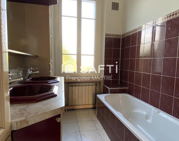 Maison bourgeoise 4 chambres sur sous-sol avec parc arboré et piscine.