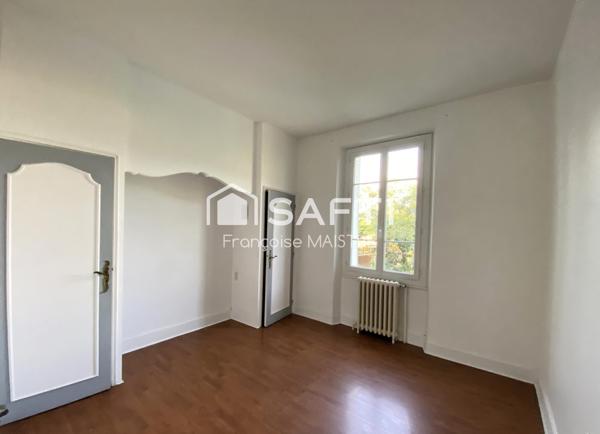 Maison bourgeoise 4 chambres sur sous-sol avec parc arboré et piscine.