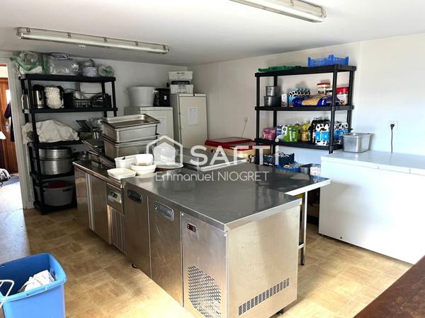 Magnifique hôtel-restaurant entièrement équipé, disposant d'une licence IV.