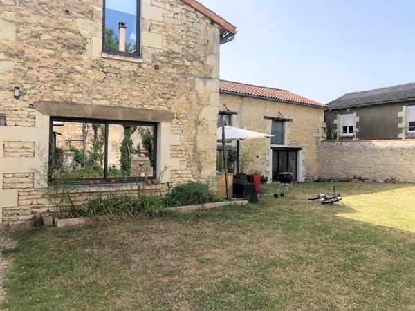 ANCIEN ATELIER RENOVE - ATYPIQUE // 325 M2 HABITABLES // 30 MN POITIERS/CHATELLERAULT