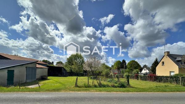 Terrain à bâtir avec garages/ateliers et hangars présents.
