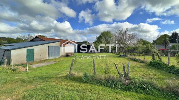 Terrain à bâtir avec garages/ateliers et hangars présents.