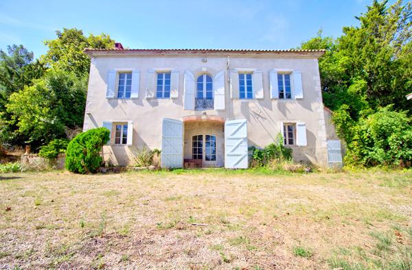 LAYRAC proche AGEN - Maison de maître de 240 m² avec dépendances et étang, située sur 4,5 hectares.