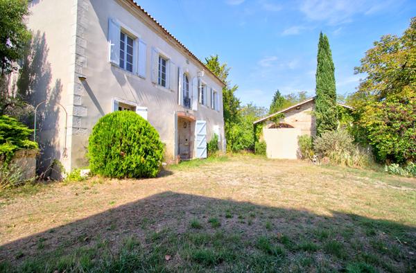 LAYRAC proche AGEN - Maison de maître de 240 m² avec dépendances et étang, située sur 4,5 hectares.
