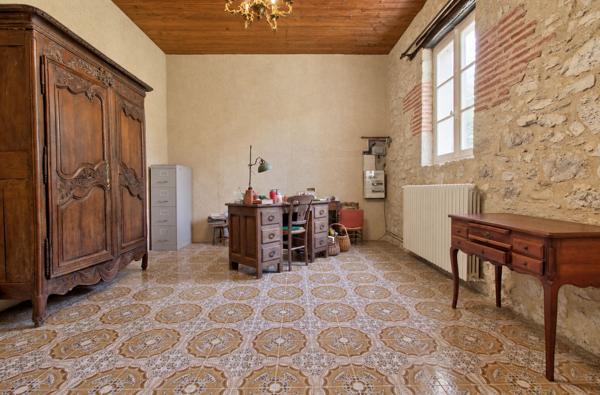 LAYRAC proche AGEN - Maison de maître de 240 m² avec dépendances et étang, située sur 4,5 hectares.