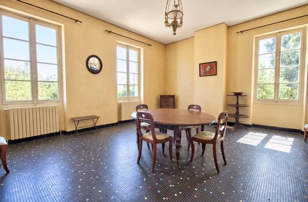 LAYRAC proche AGEN - Maison de maître de 240 m² avec dépendances et étang, située sur 4,5 hectares.