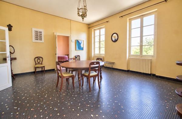 LAYRAC proche AGEN - Maison de maître de 240 m² avec dépendances et étang, située sur 4,5 hectares.