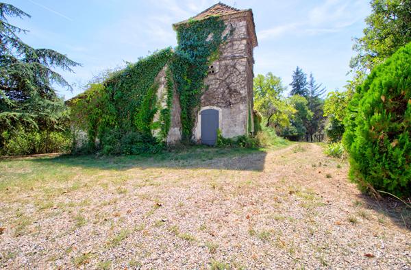 LAYRAC proche AGEN - Maison de maître de 240 m² avec dépendances et étang, située sur 4,5 hectares.