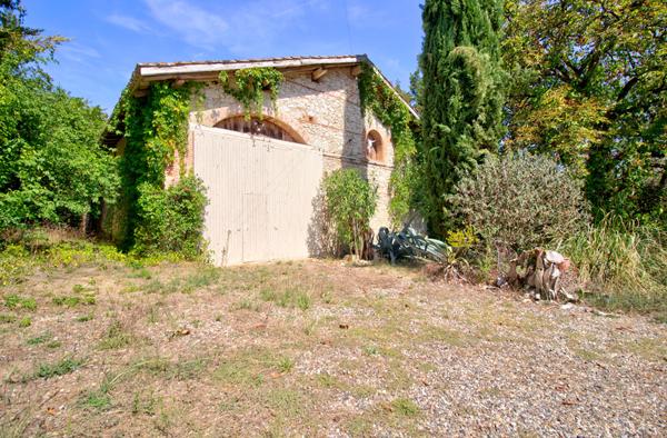 LAYRAC proche AGEN - Maison de maître de 240 m² avec dépendances et étang, située sur 4,5 hectares.