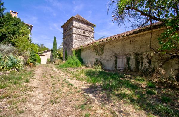 LAYRAC proche AGEN - Maison de maître de 240 m² avec dépendances et étang, située sur 4,5 hectares.
