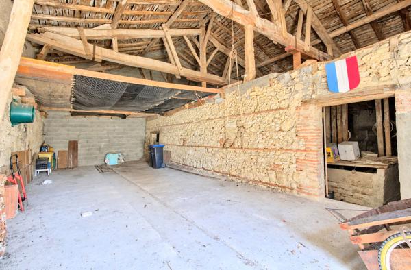 LAYRAC proche AGEN - Maison de maître de 240 m² avec dépendances et étang, située sur 4,5 hectares.