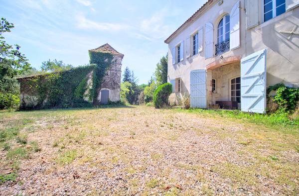 LAYRAC proche AGEN - Maison de maître de 240 m² avec dépendances et étang, située sur 4,5 hectares.