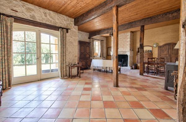 LAYRAC proche AGEN - Maison de maître de 240 m² avec dépendances et étang, située sur 4,5 hectares.