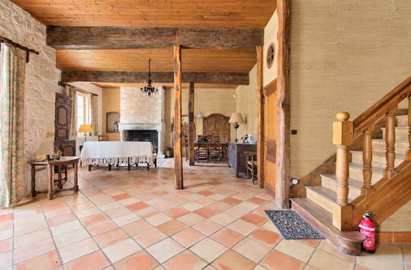 LAYRAC proche AGEN - Maison de maître de 240 m² avec dépendances et étang, située sur 4,5 hectares.