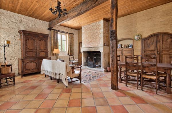 LAYRAC proche AGEN - Maison de maître de 240 m² avec dépendances et étang, située sur 4,5 hectares.