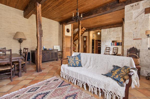LAYRAC proche AGEN - Maison de maître de 240 m² avec dépendances et étang, située sur 4,5 hectares.