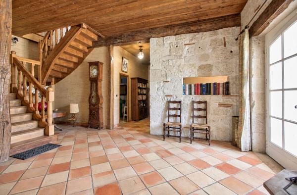 LAYRAC proche AGEN - Maison de maître de 240 m² avec dépendances et étang, située sur 4,5 hectares.
