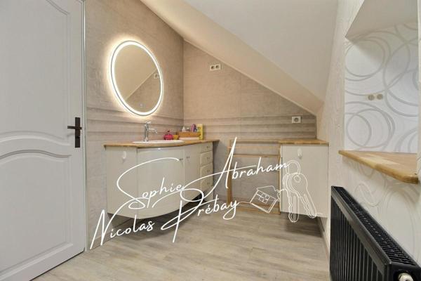 Maison en pierres rénovée, 6 chambres avec jardin et garage