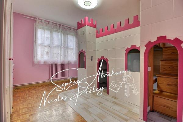 Maison en pierres rénovée, 6 chambres avec jardin et garage