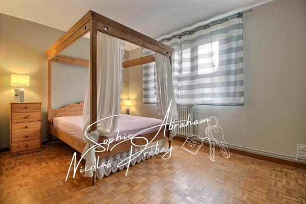 Maison en pierres rénovée, 6 chambres avec jardin et garage