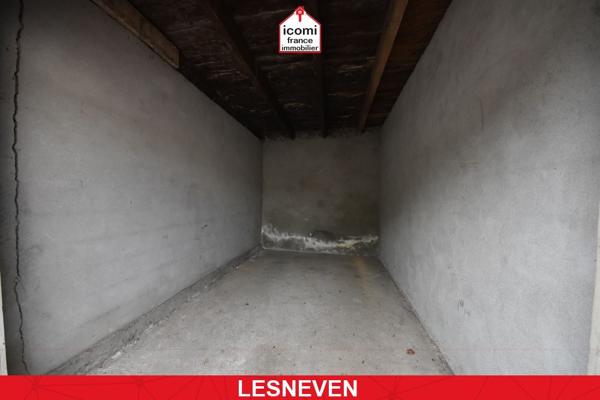 A VENDRE - GARAGE 12M² - PORTE BATTANTE EN BOIS - IDEAL STOCKAGE OU STATIONNEMENT 1 VOITURE