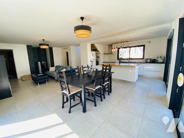 Maison à Vendre à Perros-Guirec (22700) en Côtes-d'Armor (22) construite en 2019, offre une sur...