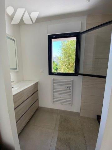 Maison à Vendre à Perros-Guirec (22700) en Côtes-d'Armor (22) construite en 2019, offre une sur...