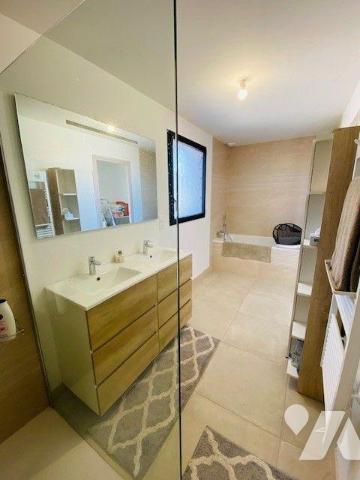 Maison à Vendre à Perros-Guirec (22700) en Côtes-d'Armor (22) construite en 2019, offre une sur...