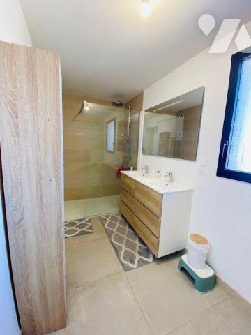 Maison à Vendre à Perros-Guirec (22700) en Côtes-d'Armor (22) construite en 2019, offre une sur...