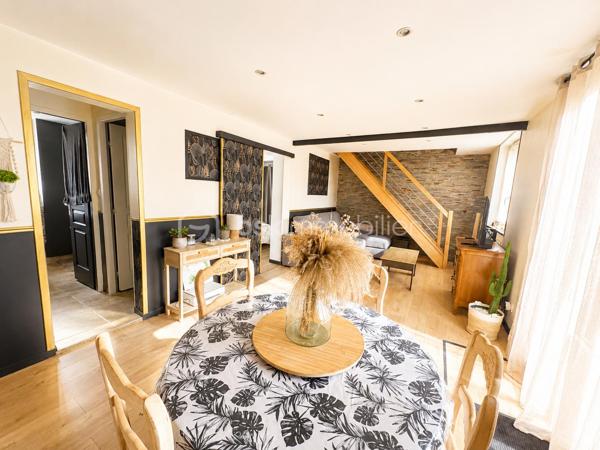 Laissez-vous séduire par cette adorable maison, pleine de charme et idéalement située à seulement 10 minutes à pied du centre-ville et 5 minutes de la gare. 
Un emplacement parfait pour rester proche de toutes les commodités.

Dès l’entrée, vous découvrirez une atmosphère chaleureuse et accueillante avec :
- Une grande cuisine entièrement équipée & aménagée, conviviale et fonctionnelle
- Un salon cosy pour vos moments de détente
- Une belle salle d’eau moderne avec douche à l’italienne
- Un WC indépendant
- Une chambre confortable avec possibilité de créer facilement une seconde chambre, toujours de plain-pied
- Un comble offrant diverses possibilités: rangement ou aménagement d'une nouvelle pièce type bureau ou salle de jeux

À l’extérieur, le charme continue avec un terrain entièrement clos, idéal pour profiter des beaux jours en toute tranquillité. 
Vous bénéficierez également d’une cave, d’un garage ouvert, d’une verrière et d’un atelier pour laisser libre cours à tous vos projets.

🔆 Les plus : volets roulants solaires neufs avec système de centralisation pour un confort optimal au quotidien.

Une maison idéale pour une première acquisition, un pied-à-terre ou un investissement locatif.

Contactez moi pour une visite!
