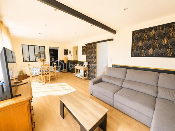 Laissez-vous séduire par cette adorable maison, pleine de charme et idéalement située à seulement 10 minutes à pied du centre-ville et 5 minutes de la gare. 
Un emplacement parfait pour rester proche de toutes les commodités.

Dès l’entrée, vous découvrirez une atmosphère chaleureuse et accueillante avec :
- Une grande cuisine entièrement équipée & aménagée, conviviale et fonctionnelle
- Un salon cosy pour vos moments de détente
- Une belle salle d’eau moderne avec douche à l’italienne
- Un WC indépendant
- Une chambre confortable avec possibilité de créer facilement une seconde chambre, toujours de plain-pied
- Un comble offrant diverses possibilités: rangement ou aménagement d'une nouvelle pièce type bureau ou salle de jeux

À l’extérieur, le charme continue avec un terrain entièrement clos, idéal pour profiter des beaux jours en toute tranquillité. 
Vous bénéficierez également d’une cave, d’un garage ouvert, d’une verrière et d’un atelier pour laisser libre cours à tous vos projets.

🔆 Les plus : volets roulants solaires neufs avec système de centralisation pour un confort optimal au quotidien.

Une maison idéale pour une première acquisition, un pied-à-terre ou un investissement locatif.

Contactez moi pour une visite!