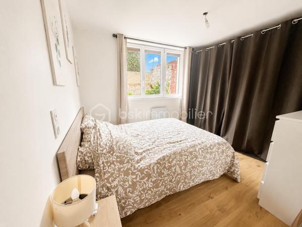 Laissez-vous séduire par cette adorable maison, pleine de charme et idéalement située à seulement 10 minutes à pied du centre-ville et 5 minutes de la gare. 
Un emplacement parfait pour rester proche de toutes les commodités.

Dès l’entrée, vous découvrirez une atmosphère chaleureuse et accueillante avec :
- Une grande cuisine entièrement équipée & aménagée, conviviale et fonctionnelle
- Un salon cosy pour vos moments de détente
- Une belle salle d’eau moderne avec douche à l’italienne
- Un WC indépendant
- Une chambre confortable avec possibilité de créer facilement une seconde chambre, toujours de plain-pied
- Un comble offrant diverses possibilités: rangement ou aménagement d'une nouvelle pièce type bureau ou salle de jeux

À l’extérieur, le charme continue avec un terrain entièrement clos, idéal pour profiter des beaux jours en toute tranquillité. 
Vous bénéficierez également d’une cave, d’un garage ouvert, d’une verrière et d’un atelier pour laisser libre cours à tous vos projets.

🔆 Les plus : volets roulants solaires neufs avec système de centralisation pour un confort optimal au quotidien.

Une maison idéale pour une première acquisition, un pied-à-terre ou un investissement locatif.

Contactez moi pour une visite!