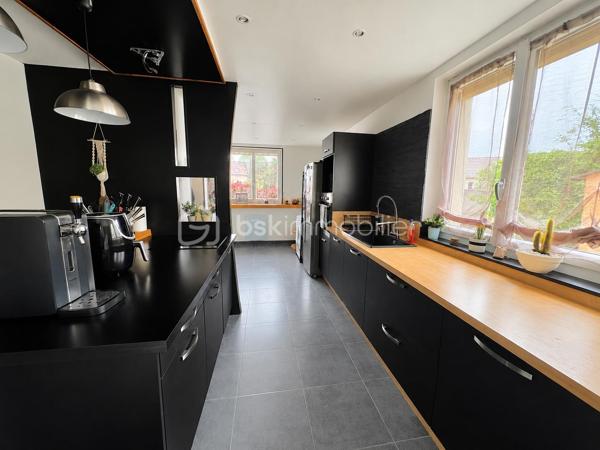 Laissez-vous séduire par cette adorable maison, pleine de charme et idéalement située à seulement 10 minutes à pied du centre-ville et 5 minutes de la gare. 
Un emplacement parfait pour rester proche de toutes les commodités.

Dès l’entrée, vous découvrirez une atmosphère chaleureuse et accueillante avec :
- Une grande cuisine entièrement équipée & aménagée, conviviale et fonctionnelle
- Un salon cosy pour vos moments de détente
- Une belle salle d’eau moderne avec douche à l’italienne
- Un WC indépendant
- Une chambre confortable avec possibilité de créer facilement une seconde chambre, toujours de plain-pied
- Un comble offrant diverses possibilités: rangement ou aménagement d'une nouvelle pièce type bureau ou salle de jeux

À l’extérieur, le charme continue avec un terrain entièrement clos, idéal pour profiter des beaux jours en toute tranquillité. 
Vous bénéficierez également d’une cave, d’un garage ouvert, d’une verrière et d’un atelier pour laisser libre cours à tous vos projets.

🔆 Les plus : volets roulants solaires neufs avec système de centralisation pour un confort optimal au quotidien.

Une maison idéale pour une première acquisition, un pied-à-terre ou un investissement locatif.

Contactez moi pour une visite!