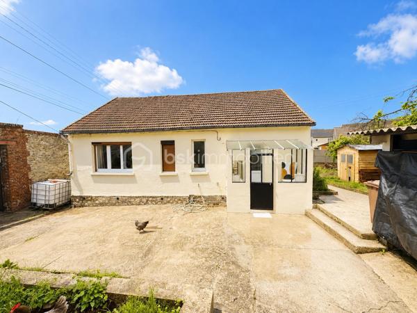 Laissez-vous séduire par cette adorable maison, pleine de charme et idéalement située à seulement 10 minutes à pied du centre-ville et 5 minutes de la gare. 
Un emplacement parfait pour rester proche de toutes les commodités.

Dès l’entrée, vous découvrirez une atmosphère chaleureuse et accueillante avec :
- Une grande cuisine entièrement équipée & aménagée, conviviale et fonctionnelle
- Un salon cosy pour vos moments de détente
- Une belle salle d’eau moderne avec douche à l’italienne
- Un WC indépendant
- Une chambre confortable avec possibilité de créer facilement une seconde chambre, toujours de plain-pied
- Un comble offrant diverses possibilités: rangement ou aménagement d'une nouvelle pièce type bureau ou salle de jeux

À l’extérieur, le charme continue avec un terrain entièrement clos, idéal pour profiter des beaux jours en toute tranquillité. 
Vous bénéficierez également d’une cave, d’un garage ouvert, d’une verrière et d’un atelier pour laisser libre cours à tous vos projets.

🔆 Les plus : volets roulants solaires neufs avec système de centralisation pour un confort optimal au quotidien.

Une maison idéale pour une première acquisition, un pied-à-terre ou un investissement locatif.

Contactez moi pour une visite!