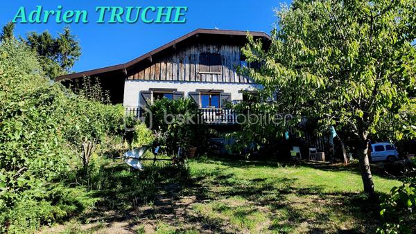 Je vous propose en exclusivité cette maison traditionnelle de 200 m² environ habitables sur sous sol complet, nichée dans la verdure d’un hameau calme et ensoleillé, axe Frangy / Saint Julien en Genevois.
Implantée sur une parcelle arborisée et bornée d’environ 2000 m², zone UH1.
Vous bénéficierez d’une vue exceptionnelle sur la campagne avoisinante.

Son volume généreux vous offre un confort de vie appréciable, un rafraîchissement est à prévoir.

Au RDC, elle est composée d’une cuisine ouverte sur salon/séjour donnant sur une grande terrasse couverte exposée Sud-Ouest, 3 chambres avec rangement, 1 salle de bains et 1 WC séparé.

A l’étage vous découvrirez 3 chambres, 1 bureau, 1 Salle de bains, 1 grande mezzanine et 1 WC séparé.

Au sous sol : double garage, buanderie et chaufferie. 
En annexe 1 studio meublé de 25 m² environ avec entrée indépendante.

Les points forts :
- Vue magnifique
- Panneaux photovoltaïques
- Tout à l’égout
- Cheminée dans le salon
- Nombreuses places de parking
- Parcelle entièrement constructible
- Chauffage mixte : bois / Fuel
- Production eau chaude sanitaires par les panneaux solaires.
- Calme absolu
- Belle exposition ensoleillée Sud/Ouest
- Beaux volumes
- Tous commerces et structures scolaires (de la maternelle au collège) à 1 kilomètre

Je suis à votre disposition pour tous renseignements complémentaires.