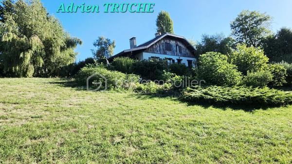 Je vous propose en exclusivité cette maison traditionnelle de 200 m² environ habitables sur sous sol complet, nichée dans la verdure d’un hameau calme et ensoleillé, axe Frangy / Saint Julien en Genevois.
Implantée sur une parcelle arborisée et bornée d’environ 2000 m², zone UH1.
Vous bénéficierez d’une vue exceptionnelle sur la campagne avoisinante.

Son volume généreux vous offre un confort de vie appréciable, un rafraîchissement est à prévoir.

Au RDC, elle est composée d’une cuisine ouverte sur salon/séjour donnant sur une grande terrasse couverte exposée Sud-Ouest, 3 chambres avec rangement, 1 salle de bains et 1 WC séparé.

A l’étage vous découvrirez 3 chambres, 1 bureau, 1 Salle de bains, 1 grande mezzanine et 1 WC séparé.

Au sous sol : double garage, buanderie et chaufferie. 
En annexe 1 studio meublé de 25 m² environ avec entrée indépendante.

Les points forts :
- Vue magnifique
- Panneaux photovoltaïques
- Tout à l’égout
- Cheminée dans le salon
- Nombreuses places de parking
- Parcelle entièrement constructible
- Chauffage mixte : bois / Fuel
- Production eau chaude sanitaires par les panneaux solaires.
- Calme absolu
- Belle exposition ensoleillée Sud/Ouest
- Beaux volumes
- Tous commerces et structures scolaires (de la maternelle au collège) à 1 kilomètre

Je suis à votre disposition pour tous renseignements complémentaires.