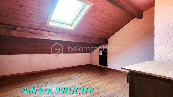 Je vous propose en exclusivité cette maison traditionnelle de 200 m² environ habitables sur sous sol complet, nichée dans la verdure d’un hameau calme et ensoleillé, axe Frangy / Saint Julien en Genevois.
Implantée sur une parcelle arborisée et bornée d’environ 2000 m², zone UH1.
Vous bénéficierez d’une vue exceptionnelle sur la campagne avoisinante.

Son volume généreux vous offre un confort de vie appréciable, un rafraîchissement est à prévoir.

Au RDC, elle est composée d’une cuisine ouverte sur salon/séjour donnant sur une grande terrasse couverte exposée Sud-Ouest, 3 chambres avec rangement, 1 salle de bains et 1 WC séparé.

A l’étage vous découvrirez 3 chambres, 1 bureau, 1 Salle de bains, 1 grande mezzanine et 1 WC séparé.

Au sous sol : double garage, buanderie et chaufferie. 
En annexe 1 studio meublé de 25 m² environ avec entrée indépendante.

Les points forts :
- Vue magnifique
- Panneaux photovoltaïques
- Tout à l’égout
- Cheminée dans le salon
- Nombreuses places de parking
- Parcelle entièrement constructible
- Chauffage mixte : bois / Fuel
- Production eau chaude sanitaires par les panneaux solaires.
- Calme absolu
- Belle exposition ensoleillée Sud/Ouest
- Beaux volumes
- Tous commerces et structures scolaires (de la maternelle au collège) à 1 kilomètre

Je suis à votre disposition pour tous renseignements complémentaires.