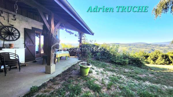 Je vous propose en exclusivité cette maison traditionnelle de 200 m² environ habitables sur sous sol complet, nichée dans la verdure d’un hameau calme et ensoleillé, axe Frangy / Saint Julien en Genevois.
Implantée sur une parcelle arborisée et bornée d’environ 2000 m², zone UH1.
Vous bénéficierez d’une vue exceptionnelle sur la campagne avoisinante.

Son volume généreux vous offre un confort de vie appréciable, un rafraîchissement est à prévoir.

Au RDC, elle est composée d’une cuisine ouverte sur salon/séjour donnant sur une grande terrasse couverte exposée Sud-Ouest, 3 chambres avec rangement, 1 salle de bains et 1 WC séparé.

A l’étage vous découvrirez 3 chambres, 1 bureau, 1 Salle de bains, 1 grande mezzanine et 1 WC séparé.

Au sous sol : double garage, buanderie et chaufferie. 
En annexe 1 studio meublé de 25 m² environ avec entrée indépendante.

Les points forts :
- Vue magnifique
- Panneaux photovoltaïques
- Tout à l’égout
- Cheminée dans le salon
- Nombreuses places de parking
- Parcelle entièrement constructible
- Chauffage mixte : bois / Fuel
- Production eau chaude sanitaires par les panneaux solaires.
- Calme absolu
- Belle exposition ensoleillée Sud/Ouest
- Beaux volumes
- Tous commerces et structures scolaires (de la maternelle au collège) à 1 kilomètre

Je suis à votre disposition pour tous renseignements complémentaires.